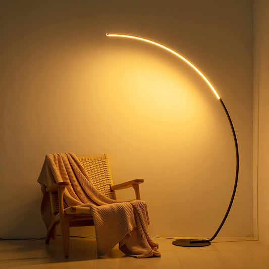 Lampada da Terra Curva RGBW – Luce d’Atmosfera per Ambienti Relax| RGBW Modern Curve Floor Lamp – Ambient Light for Relaxing Spaces